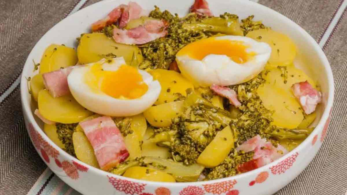 Salade de patates au brocoli et aux œufs