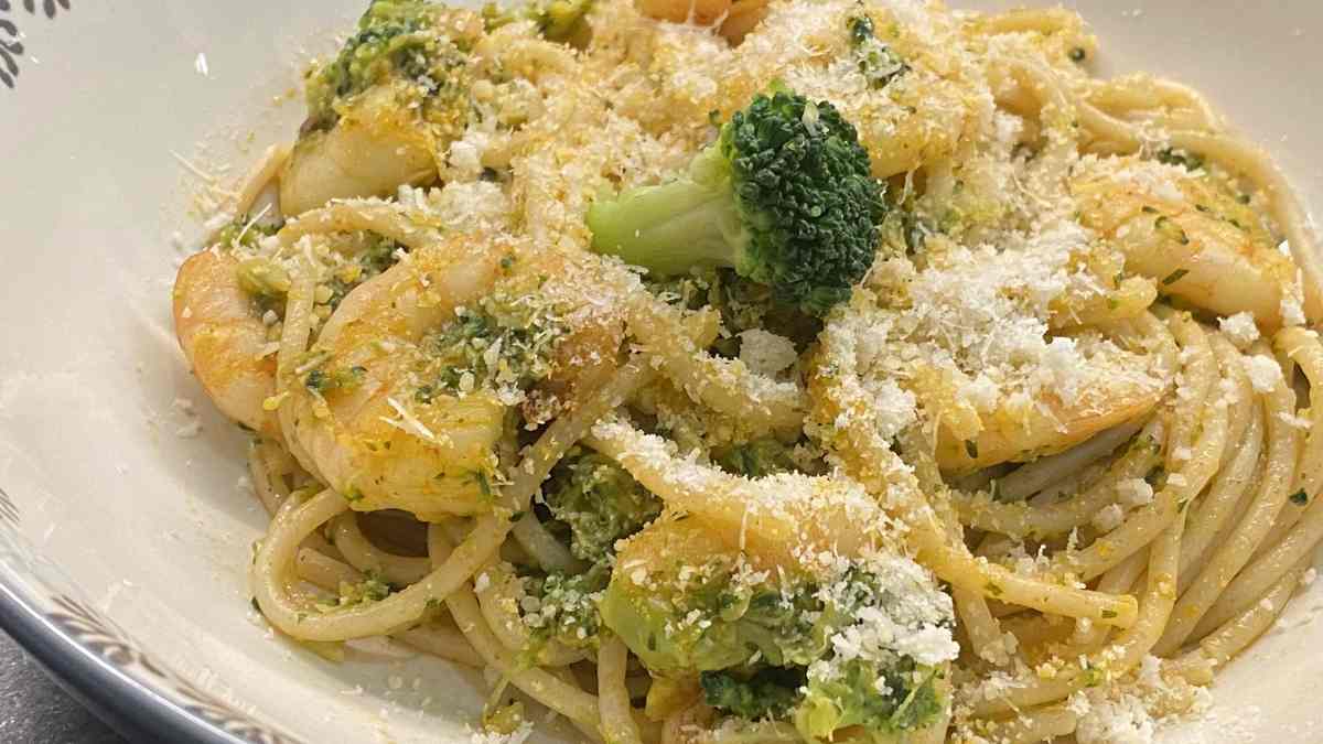 Spaghettis aux crevettes et brocolis