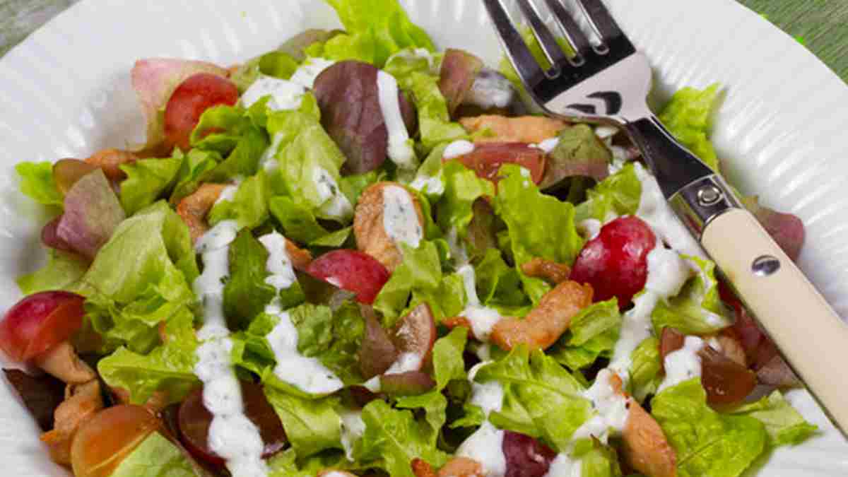 Salade de poulet avec des raisins